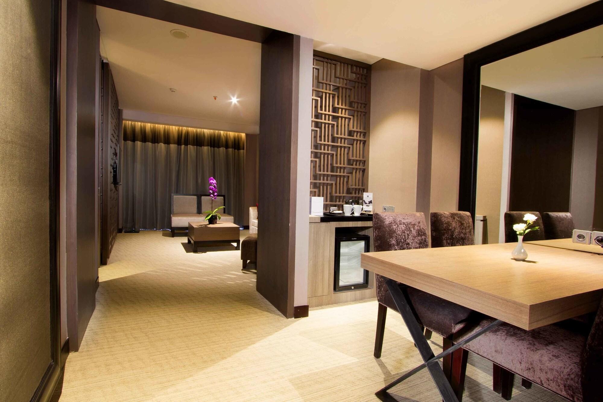 Aston Priority Simatupang Hotel And Conference Center Giacarta Esterno foto