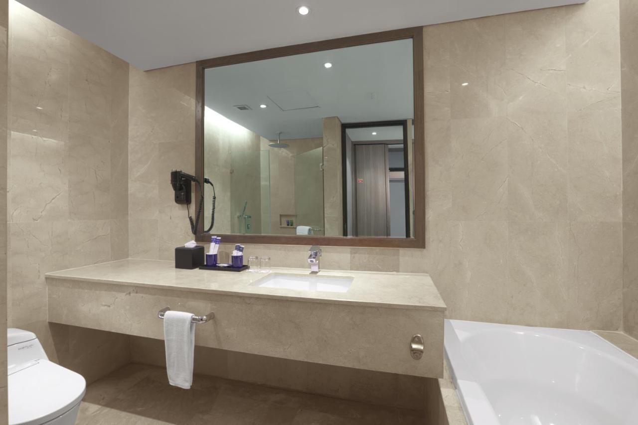 Aston Priority Simatupang Hotel And Conference Center Giacarta Esterno foto