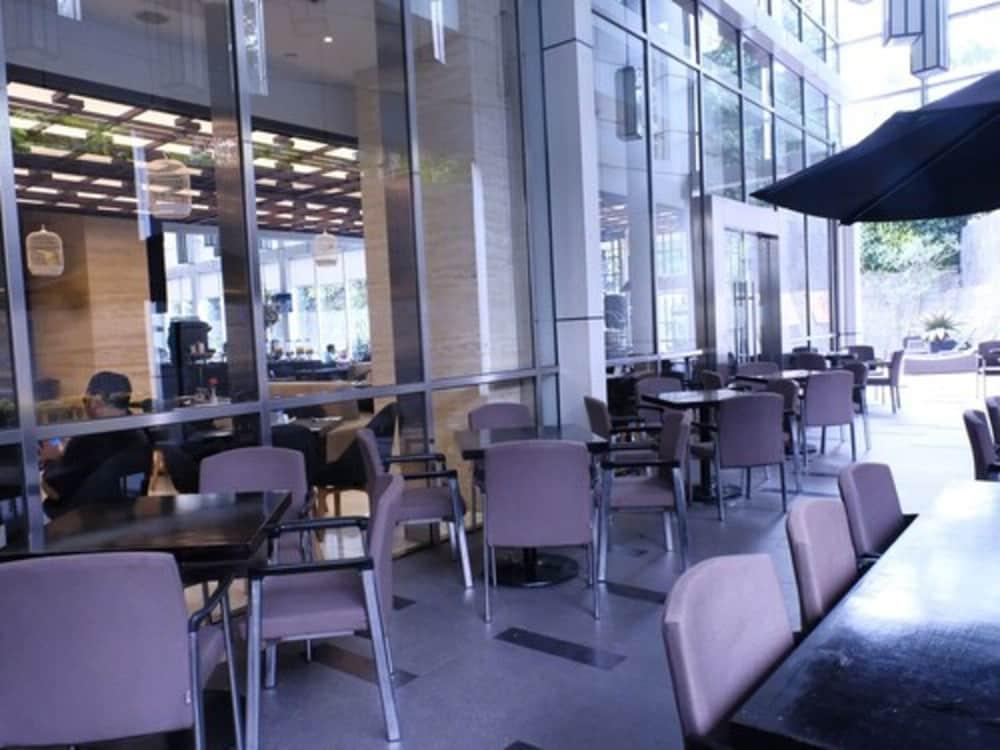Aston Priority Simatupang Hotel And Conference Center Giacarta Esterno foto