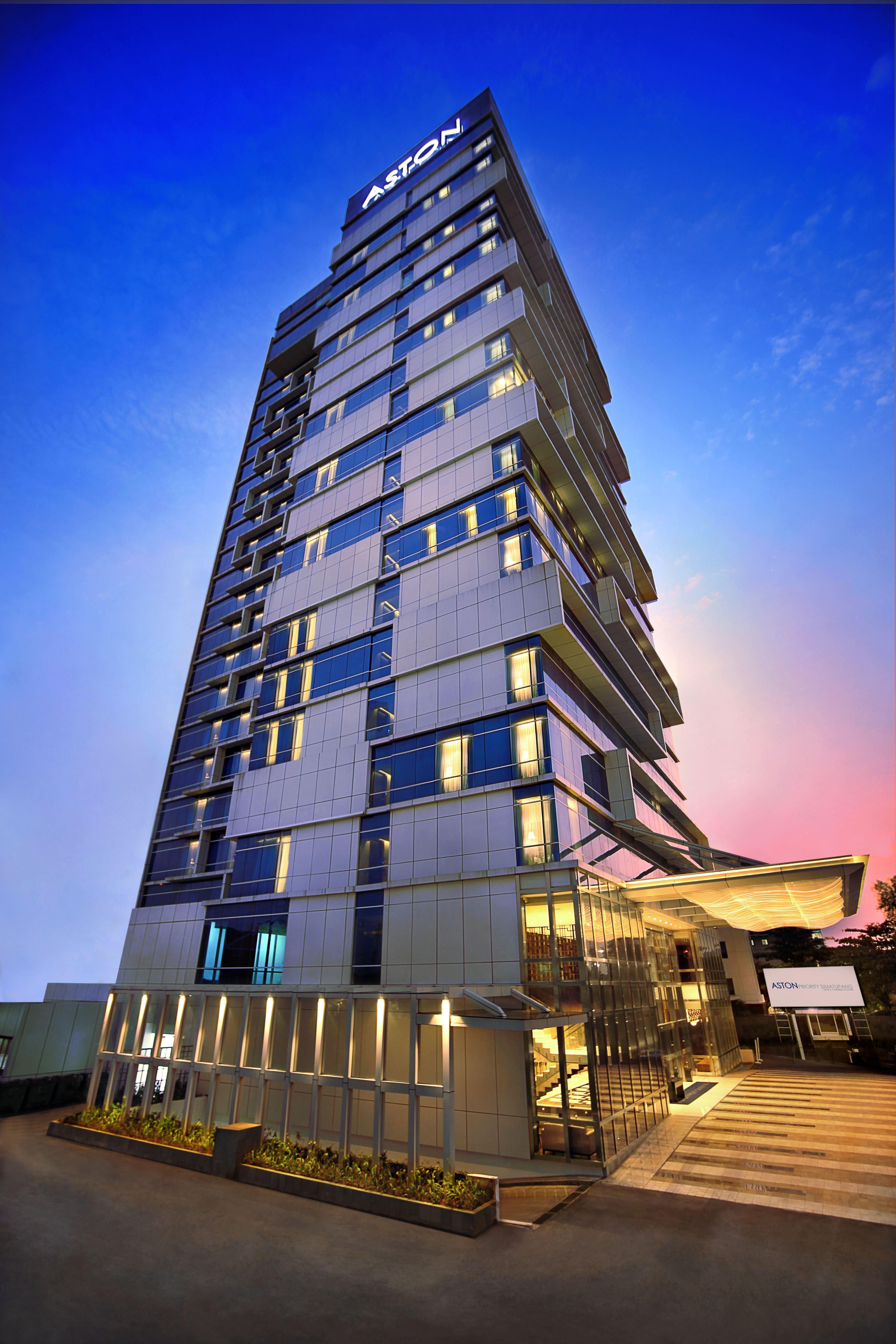 Aston Priority Simatupang Hotel And Conference Center Giacarta Esterno foto