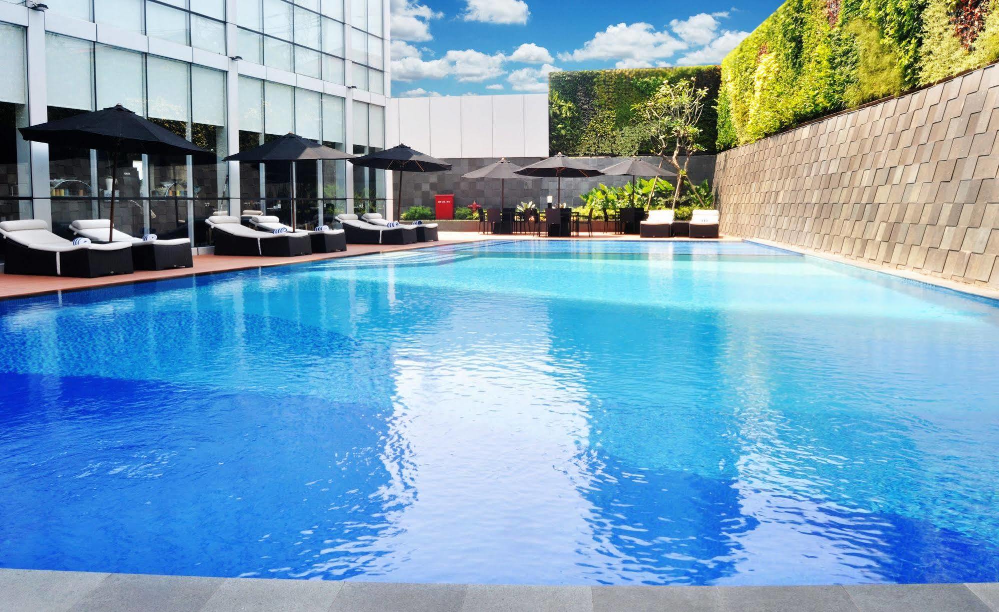 Aston Priority Simatupang Hotel And Conference Center Giacarta Esterno foto